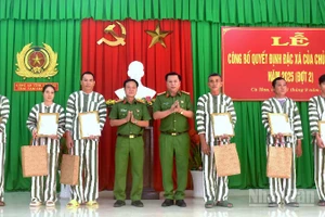 Đại diện Công an tỉnh Cà Mau trao Giấy chứng nhận đặc xá và quà cho các phạm nhân được đặc xá vào sáng 1/9.