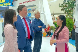 Ngài Marc E. Knapper, Đại sứ Hoa Kỳ tại Việt Nam (đeo cà vạt đỏ) ghé không gian trưng bày của tỉnh Cà Mau tại triển lãm.
