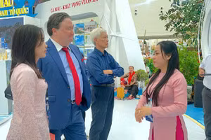 Ngài Marc E. Knapper, Đại sứ Hoa Kỳ tại Việt Nam (đeo cà vạt đỏ) ghé không gian trưng bày của tỉnh Cà Mau tại triển lãm.