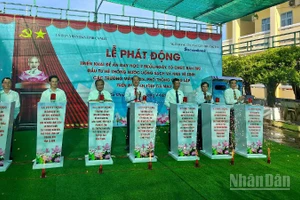 Lãnh đạo tỉnh Cà Mau thực hiện nghi thức phát động triển khai đề án về dạy học 2 buổi/ngày, tổ chức bán trú, đầu tư hệ thống nước uống sạch và nhà vệ sinh trong trường học.