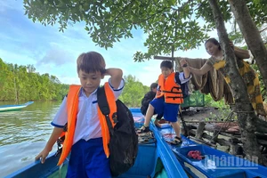 Học sinh xã Đất Mũi (tỉnh Cà Mau) dậy sớm đến trường vào ngày khai giảng năm học mới.