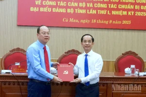 Bí thư Tỉnh ủy Cà Mau Nguyễn Hồ Hải (bìa trái) trao quyết định của Ban Bí thư cho đồng chí Hồ Thanh Thủy.