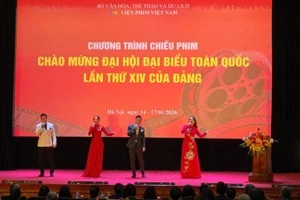 Mở đầu chương trình văn nghệ tại buổi lễ khai mạc, các ca sĩ đến từ Nhà hát Ca múa nhạc Quân đội: Thế Dũng, Cẩm Tú, Ngọc Trâm, Phi Hùng trình bày ca khúc “Đảng đã cho ta một mùa xuân” - một sáng tác bất hủ của nhạc sĩ Phạm Tuyên.