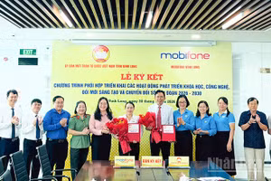 Lễ ký kết giữa Ủy ban Mặt trận Tổ quốc Việt Nam tỉnh Vĩnh Long và MobiFone Vĩnh Long. (Ảnh: BÁ DŨNG)