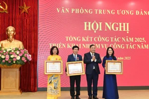 Đồng chí Phạm Gia Túc, Ủy viên Trung ương Đảng, Chánh Văn phòng Trung ương Đảng trao Huân chương Lao động tặng các cá nhân có thành tích xuất sắc.