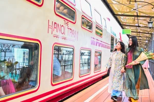 Du khách hào hứng trải nghiệm đoàn Tàu du lịch hai tầng 5 cửa ô.