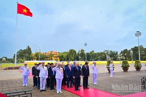 Chủ tịch Duma Quốc gia Nga Vyacheslav Volodin và đoàn đại biểu cấp cao Nga thành kính tưởng nhớ Chủ tịch Hồ Chí Minh.