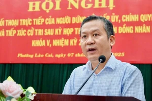 Bí thư Đảng uỷ phường Lào Cai Nguyễn Quốc Huy tiếp xúc cử tri.