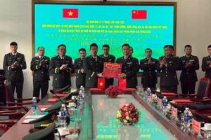 Trưởng đoàn đại biểu 3 đồn Biên phòng tỉnh Lào Cai tặng quà trưởng đoàn Trạm hội ngộ hội đàm Hà Khẩu.