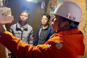 Sửa chữa điện cho hộ nghèo và gia đình chính sách tại xã Sín Chéng.