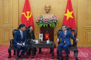 Đồng chí Đoàn Minh Huấn tiếp và làm việc cùng ông Na Ki Hong, Tổng Giám đốc Tập đoàn Samsung Việt Nam.