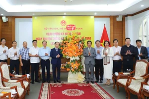 Đoàn công tác Ban Tuyên giáo và Dân vận Trung ương tặng hoa chúc mừng Bộ Văn hóa, Thể thao và Du lịch nhân dịp kỷ niệm 80 năm Ngày truyền thống ngành thể dục thể thao. (Ảnh: VIỆT HÙNG)