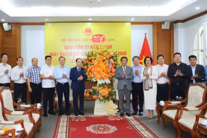 Đoàn công tác Ban Tuyên giáo và Dân vận Trung ương tặng hoa chúc mừng Bộ Văn hóa, Thể thao và Du lịch nhân dịp kỷ niệm 80 năm Ngày truyền thống ngành thể dục thể thao. (Ảnh: VIỆT HÙNG)