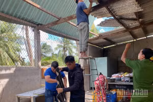 Các lực lượng tập trung khắc phục thiệt hại do lốc xoáy, gió giật mạnh gây ra ở xã Long Bình sáng 25/6.