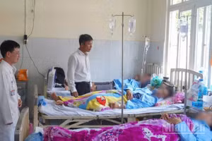 Bí thư Đảng ủy, Chủ tịch Hội đồng nhân dân phường Đạo Thạnh Trịnh Văn Lợi thăm các trường hợp đang điều trị tại bệnh viện.