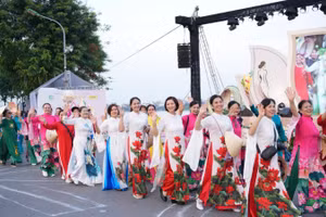Lễ hội thu hút đông đảo khách du lịch nhờ những hoạt động văn hóa, nghệ thuật hấp dẫn.