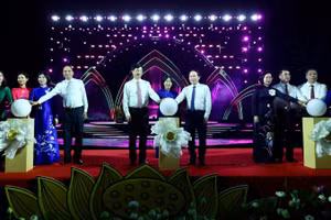 Các đại biểu nhấn nút khai mạc Lễ hội Sen Hà Nội 2026.