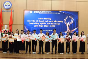 Trường đại học Kinh tế, Đại học Huế vinh danh 14 sinh viên/nhóm sinh viên đạt thành tích xuất sắc trong hoạt động nghiên cứu khoa học giai đoạn 2025-2026. (Ảnh: PH.THẢO)