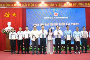 Lãnh đạo thành phố Huế trao giải Nhất - Giải Báo chí Hải Triều lần thứ VII cho các tác giả, nhóm tác giả.