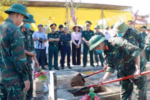 Ban chỉ đạo 515 thành phố Huế và phường Phong Điền tổ chức lấy mẫu, bàn giao mẫu và số hóa thông tin hài cốt liệt sĩ trên địa bàn. (Ảnh: LÊ SÁU).