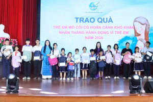 Ban tổ chức tặng quà cho các em nhỏ có hoàn cảnh khó khăn tại Ngày hội "Chạm yêu thương - Xây hạnh phúc".