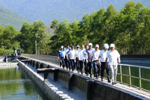 Đoàn công tác của Ủy ban nhân dân thành phố khảo sát tại Nhà máy nước Chân Mây.