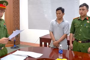 Cơ quan điều tra tiến hành tống đạt các quyết định tố tụng đối với tài xế Hoàng Văn Thanh.