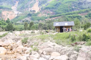 Nhiều hộ dân ở thôn Ea Hăn, xã Yang Mao, tỉnh Đắk Lắk vẫn sống trong vùng thiên tai, sạt lở.