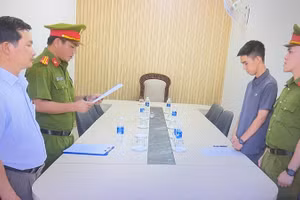 Cơ quan Cảnh sát điều tra, Công an tỉnh Đắk Lắk thi hành các quyết định khởi tố vụ án, khởi tố bị can đối với Mai Văn Hoàng (người đứng thứ 2 bên phải).