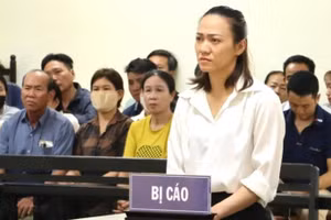Bị cáo Lê Thị Cẩm Chi tại phiên tòa.