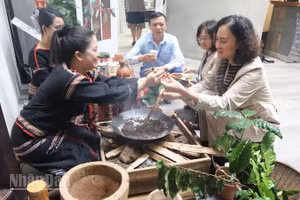 Du khách trải nghiệm rang cà-phê truyền thống của người Ê Đê.