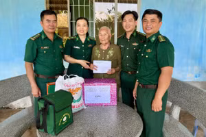 Cán bộ, hội viên phụ nữ Bộ đội Biên phòng tỉnh Đắk Lắk và cán bộ Đồn Biên phòng An Hải thăm, tặng quà, khám sức khỏe cho Mẹ Việt Nam anh hùng Lê Thị Tha tại thôn Tân Định, xã Ô Loan.