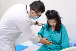 Một trường hợp sau khi ăn bánh mì bị ngộ độc thực phẩm khi đang điều trị tại Bệnh viện đa khoa Thiện Hạnh.