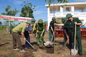 Đại tá Nguyễn Minh Tuyên, Phó Chỉ huy trưởng Ban Chỉ huy Bộ đội Biên phòng tỉnh Đắk Lắk cùng lãnh đạo chính quyền xã Buôn Đôn và đại diện lãnh đạo các đơn vị lực lượng vũ trang trên địa bàn trồng cây sau buổi lễ phát động.