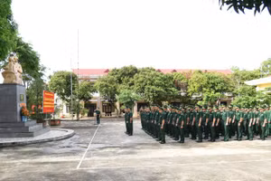 Lãnh đạo và cán bộ, chiến sĩ cơ quan Ban Chỉ huy Bộ đội Biên phòng tỉnh Đắk Lắk dâng hoa trước tượng đài Bác Hồ với chiến sĩ Biên phòng.