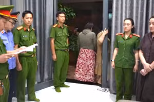Cơ quan Cảnh sát điều tra, Công an tỉnh Đắk Lắk thi hành lệnh bắt giữ 2 đối tượng lừa đảo.