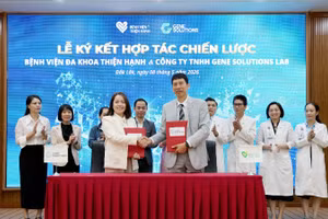 Đại diện lãnh đạo hai đơn vị trao văn bản ký kết.