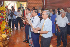 Các đồng chí lãnh đạo tỉnh Đắk Lắk dâng hương tưởng nhớ, tri ân công lao to lớn của Chủ tịch Hồ Chí Minh.