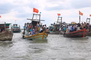 Phương tiện tàu cá khai thác thủy, hải sản ven bờ của ngư dân xã Mỹ Long, tỉnh Vĩnh Long.