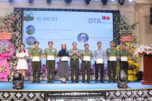 Các thành viên Ban điều hành, Tổ Thư ký Câu lạc bộ niềm tin số tỉnh Vĩnh Long ra mắt tại sự kiện. (Ảnh: Minh Khởi)