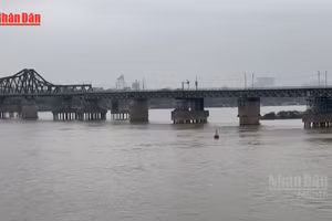 [Video] Bắt đầu cấm xe qua cầu Long Biên trong 2 tháng