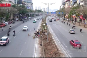 [Video] Tạm dỡ nhiều đoạn dải phân cách tách làn xe trên đường Võ Chí Công, Hà Nội