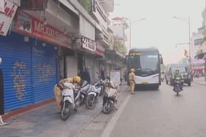 [Video] Xử lý xe khách dừng, đỗ sai quy định tại các cửa ngõ Hà Nội