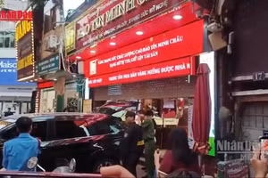 [Video] Tạm giữ nhiều tài liệu tại cửa hàng vàng Bảo Tín Minh Châu để phục vụ xác minh