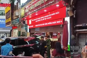 [Video] Tạm giữ nhiều tài liệu tại cửa hàng vàng Bảo Tín Minh Châu để phục vụ xác minh