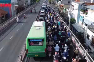 [Video] Tấm thép 10 tấn đè bẹp đầu xe tải, tài xế tử vong, giao thông tê liệt