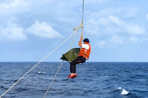 [Video] Thùng phiếu “vượt sóng, đu dây” lên nhà giàn