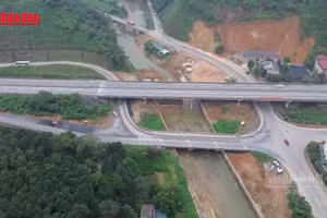 [Video] Tiềm ẩn nguy cơ mất an toàn giao thông trên cao tốc Nội Bài - Lào Cai
