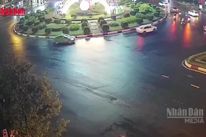 [Video] Xe container cuốn xe máy, hai phụ nữ thương vong