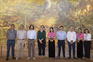 Đoàn chuyên gia trải nghiệm không gian 3D trong Bảo tàng Chiến thắng Điện Biên Phủ, Việt Nam. (Ảnh: Đại sứ quán Pháp)